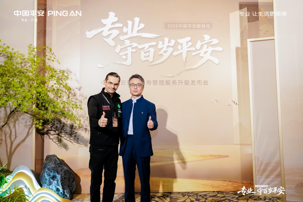 Alex Zhavoronkov with a Ping An executive at the Health Longevity Management Service launch