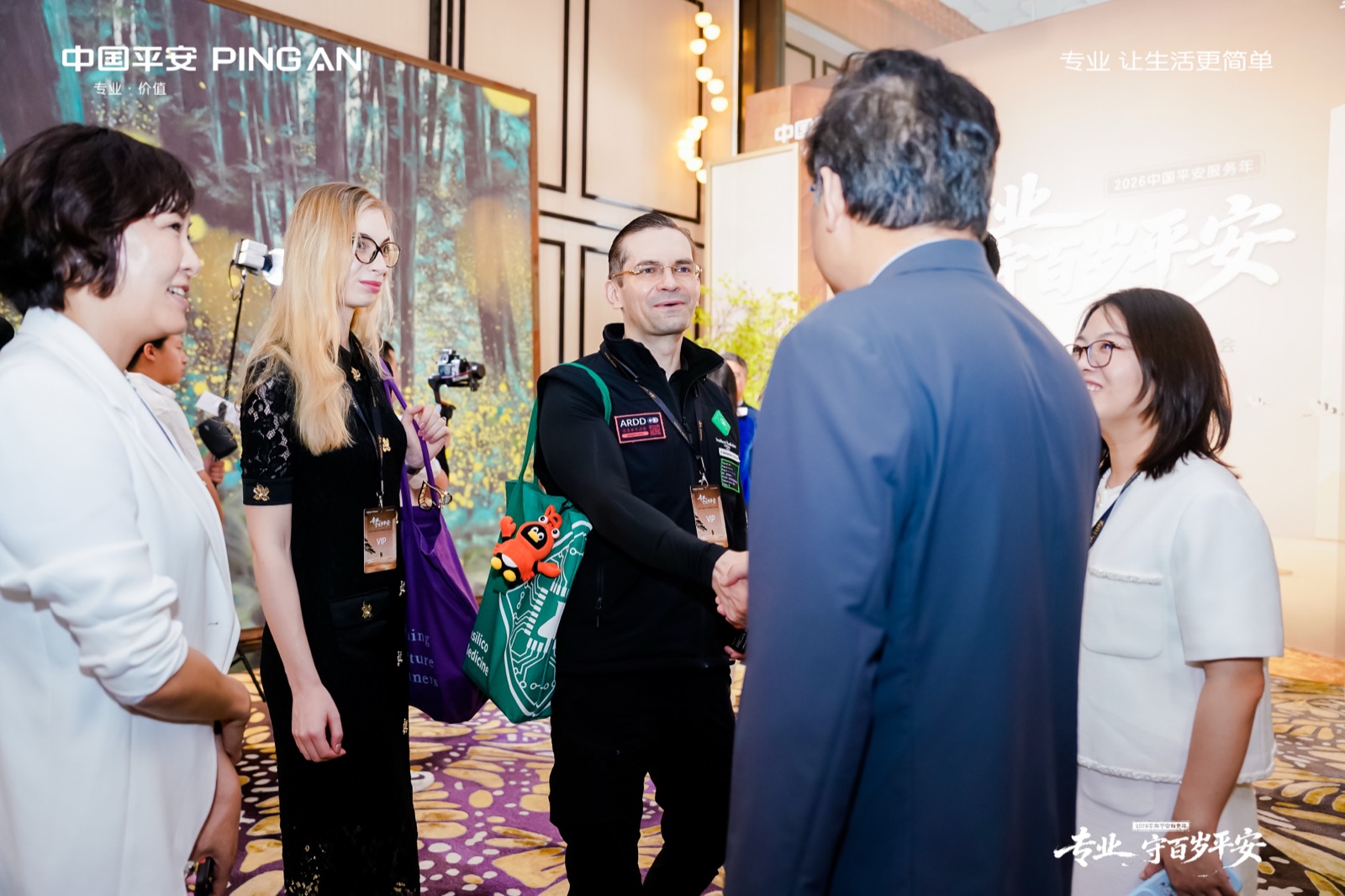 Alex Zhavoronkov greeting participants at the event